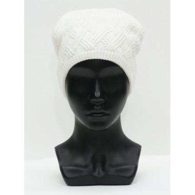 Шапка связанная фактурной вязкой, белый Шапка связанная фактурной вязкой, белый
