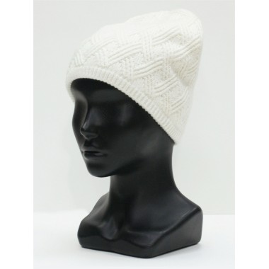 Шапка связанная фактурной вязкой, белый Шапка связанная фактурной вязкой, белый