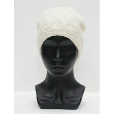 Шапка связанная фактурной вязкой, подростковая, молочный Шапка связанная фактурной вязкой, подростковая, молочный