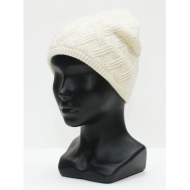 Шапка связанная фактурной вязкой, подростковая, молочный Шапка связанная фактурной вязкой, подростковая, молочный